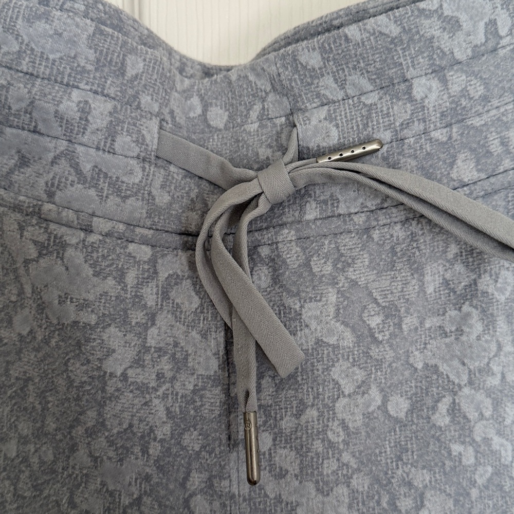 LULULEMON Cozy Gray Lounge Pants Joggers with Drawstring | Size 8